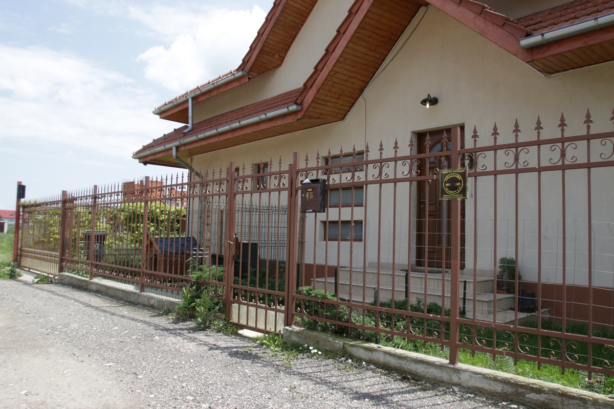 Cutia de scrisori de la casa din Otopeni este plina ochi, semn ca nu le-a mai ridicat nimeni de ceva vreme