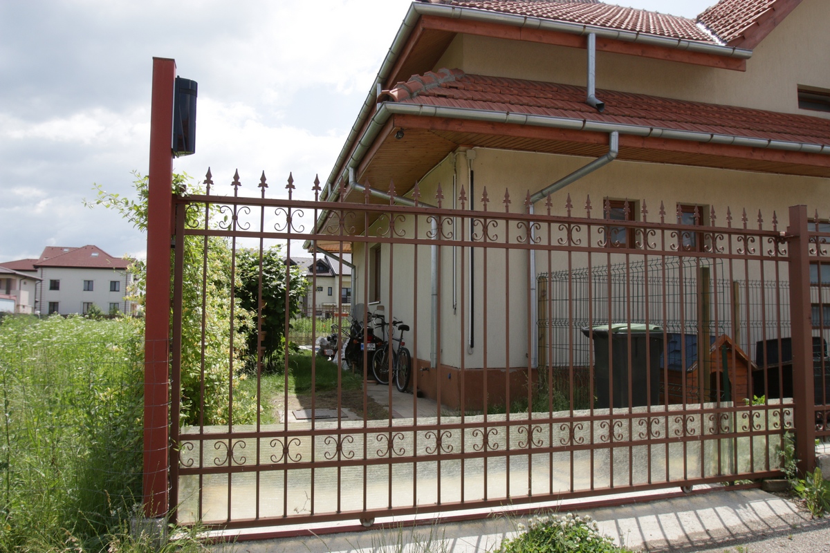 Un vecin ne-a spus ca Mercedes-ul a fost vandut in urma cu doua saptamani cu doar 3.000 de euro