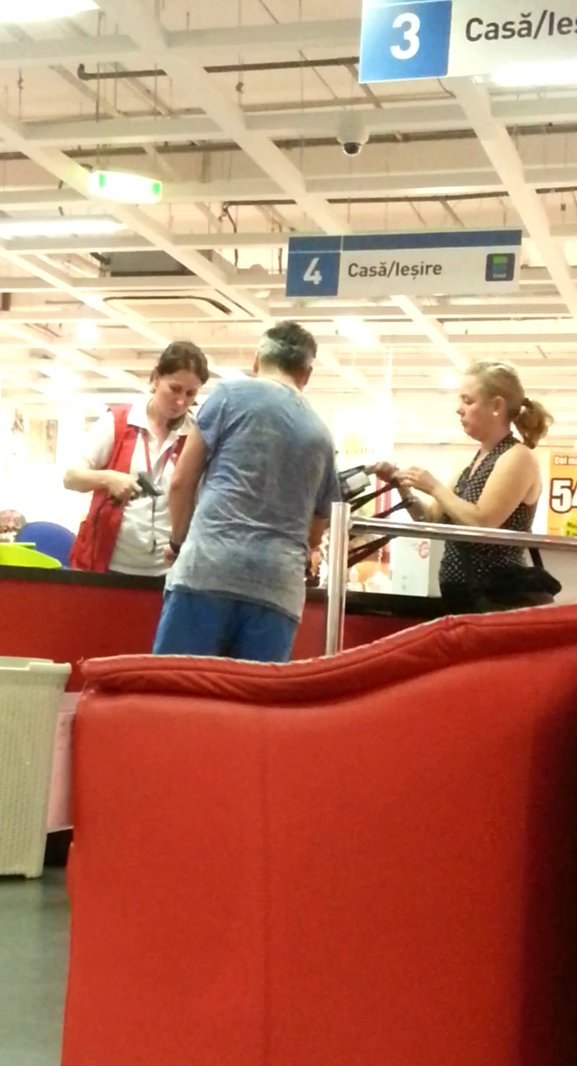 Ovi si-a dus sotia la cumparaturi intr-un magazin de mobila