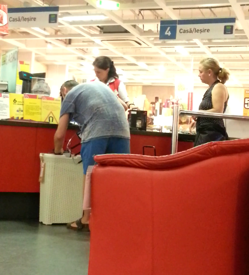 Ovi si sotia au cumparat cateva obiecte de decoratiuni interioare si un cos de rufe