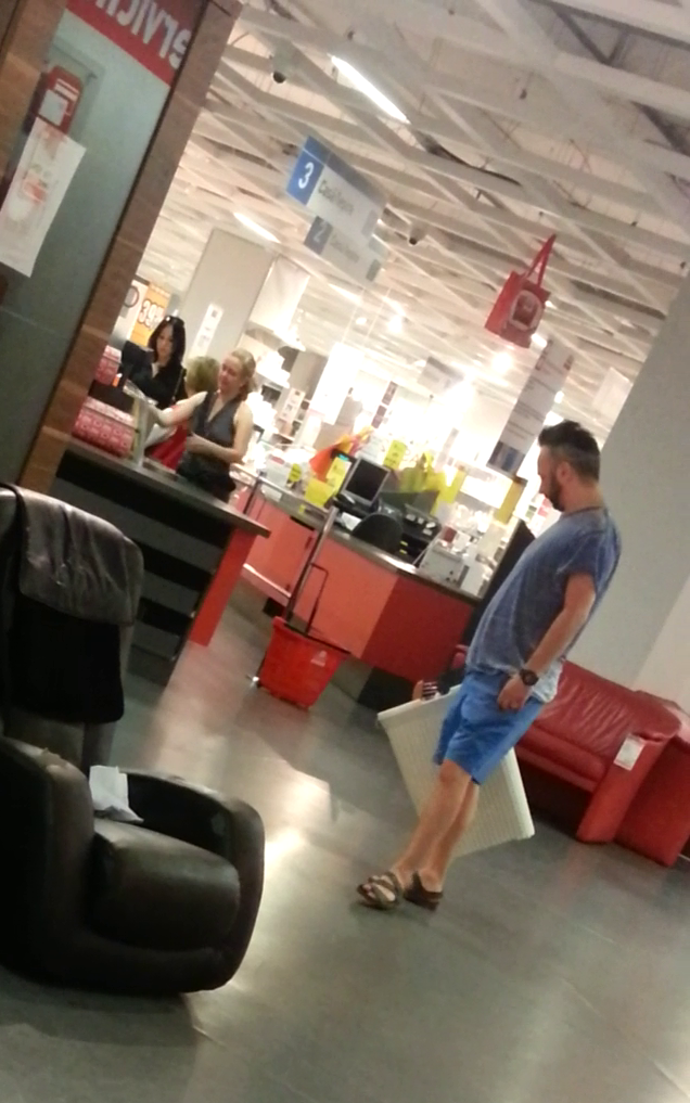 Solistul a platiti si a carat singur ceea ce au cumparat