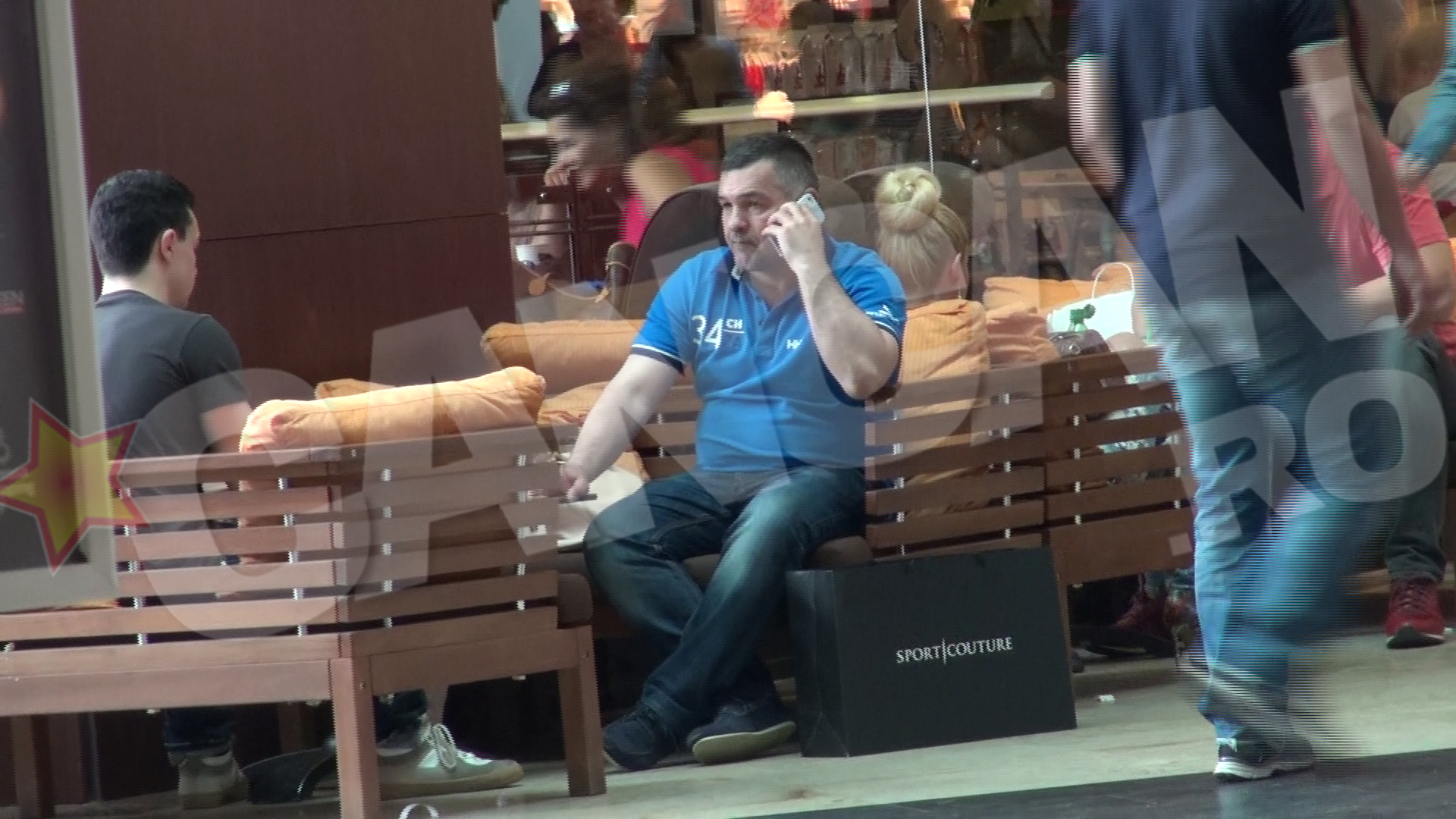 In timp ce fetele erau plecate la cumparaturi, pugilistul si fiul sau cel mare le-au asteptat cuminti la cafenea