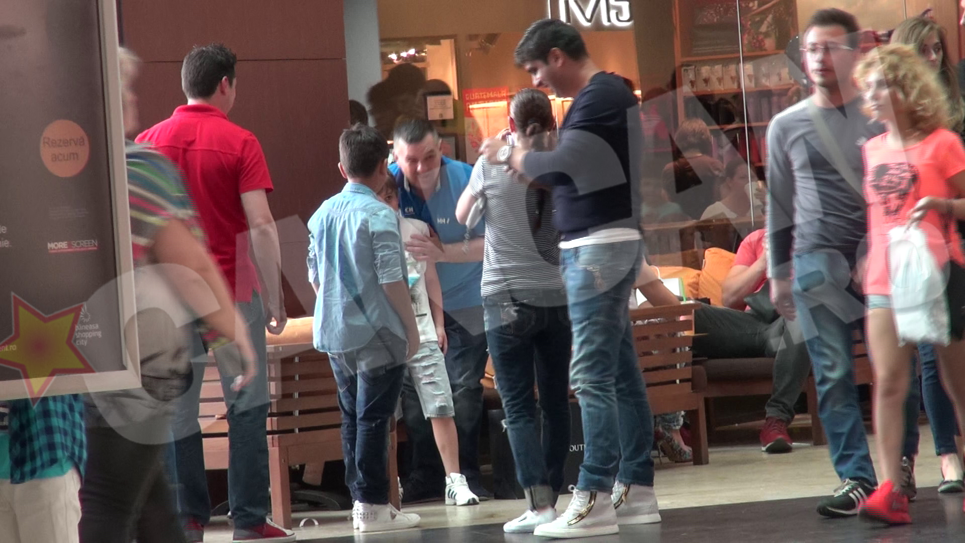 Dupa ce au facut poze cu Leonard Doroftei, fanii au mai schimbat cateva vorbe cu acesta