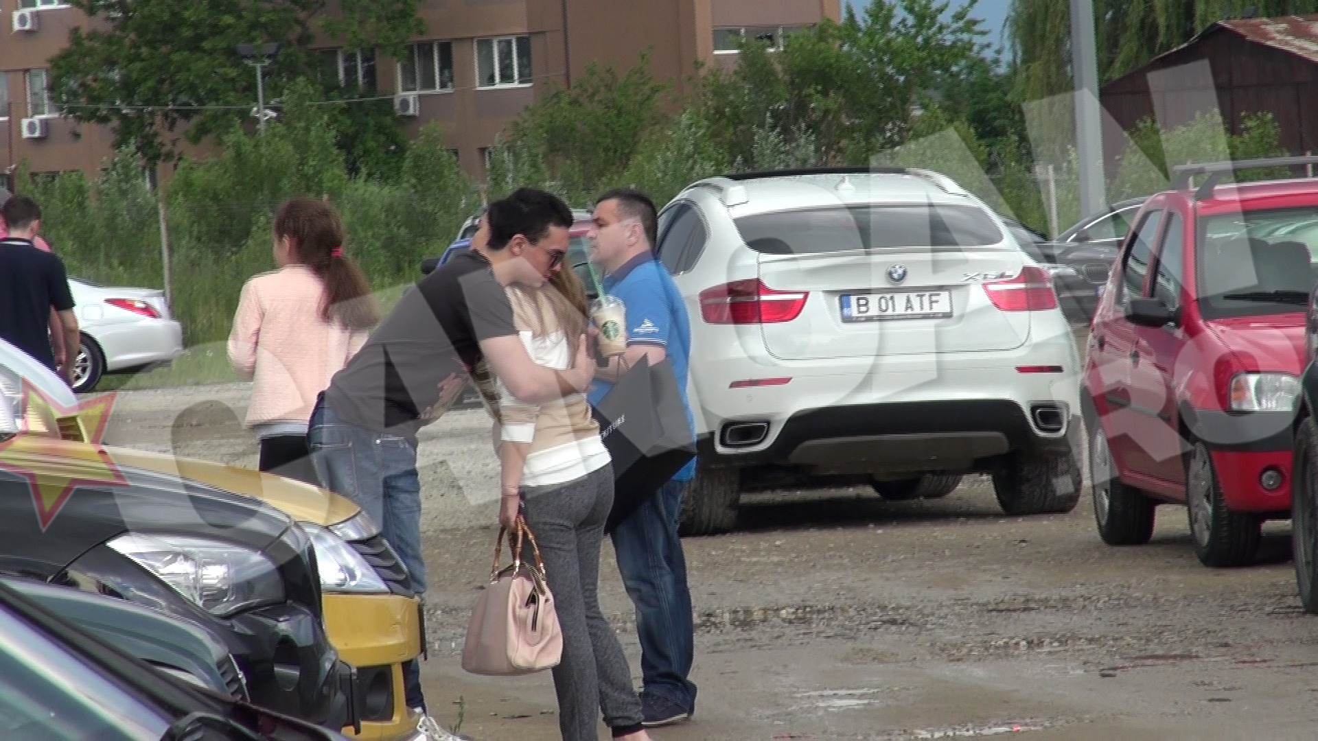 In parcarea magazinului, Adrian s-a dezlipit cu greu de mama sa