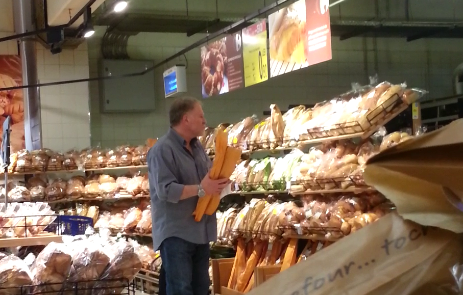 La raionul cu produse de panificatie, Passarelli sta un pic in cumpana