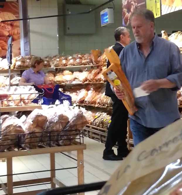 In final, pleaca spre casa cu doua baghete