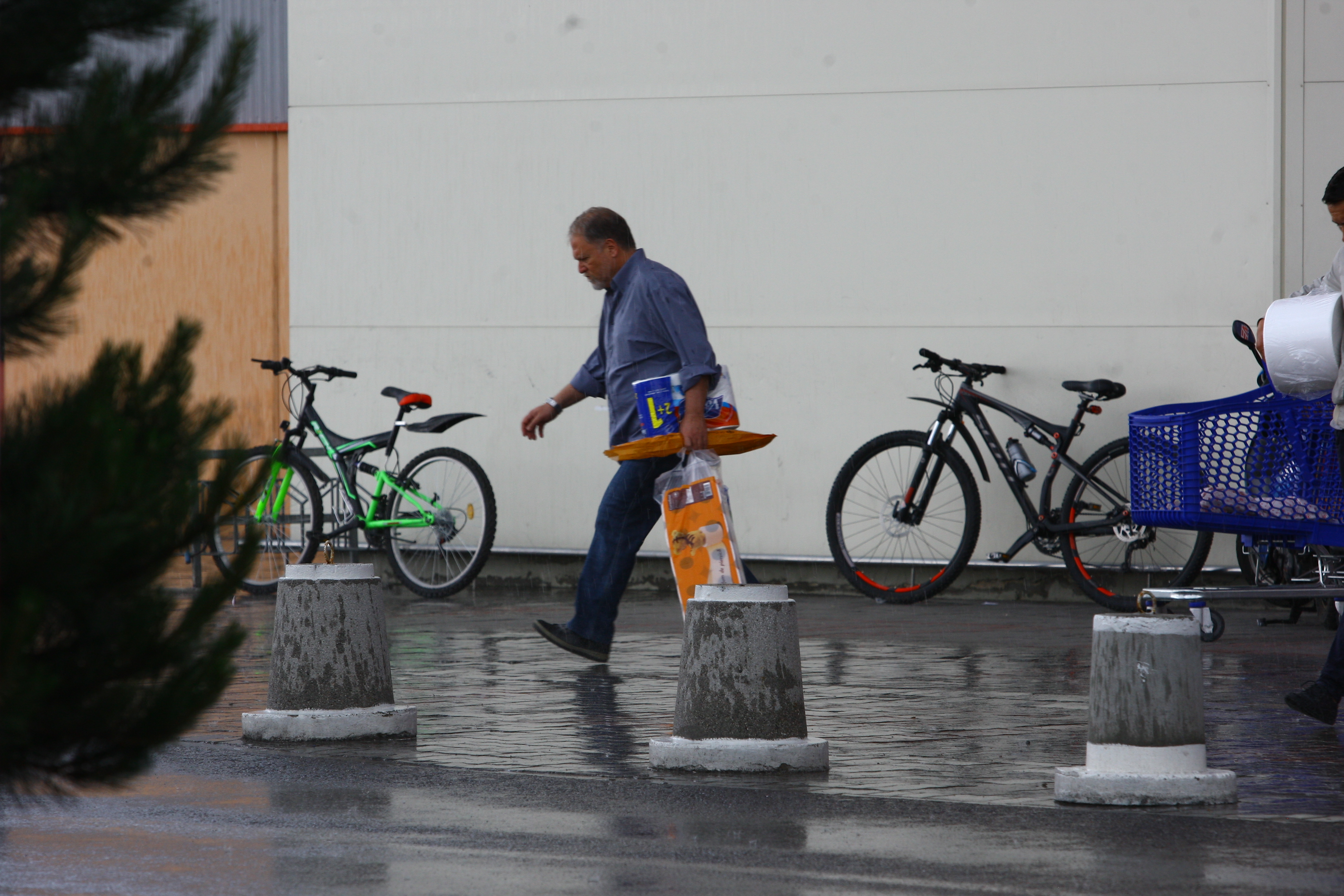 Cu punga de cumparaturi si baxul de hartie igenica in mana, pleaca de la hypermarket