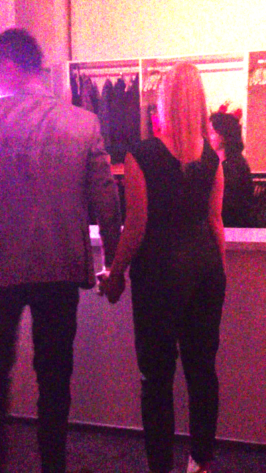 Cantareata nu-i da deloc drumul baiatului cu care a venit in club