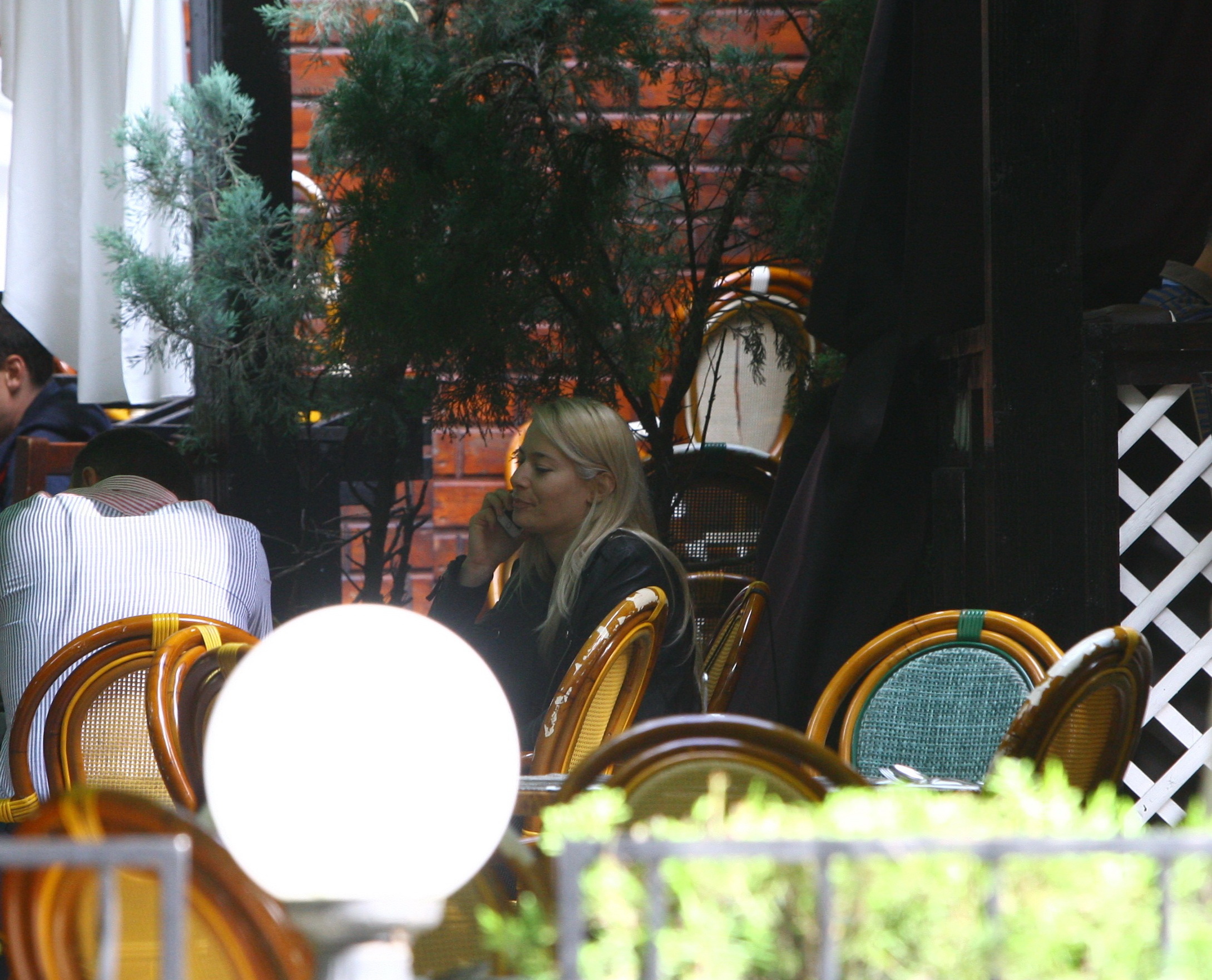 Blonda vorbeste la telefon, iar Cosmin o asteapta sa termine discutia