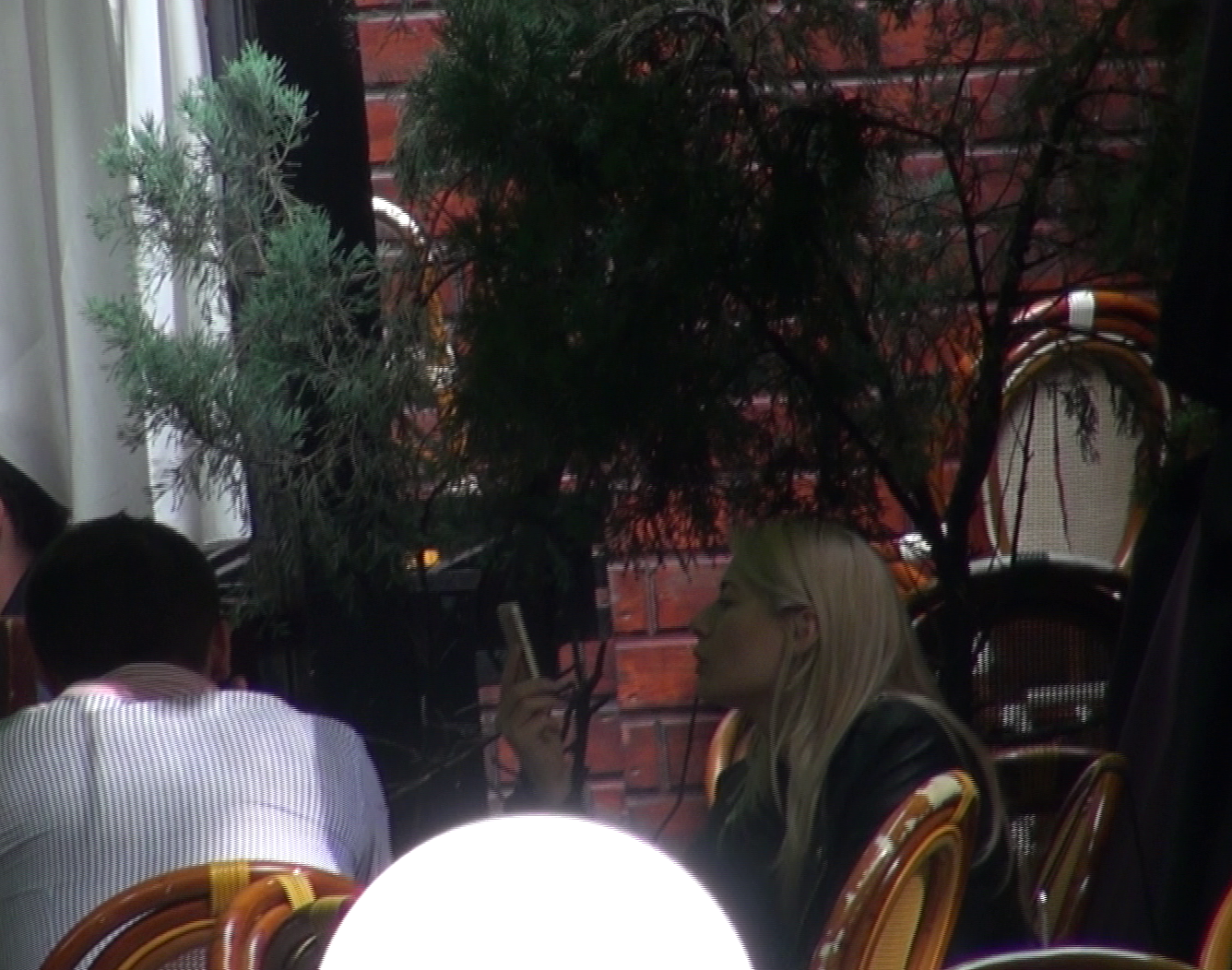 Ceva se intampla cu telefonul Laurei, iar aceasta incearca sa-si dea seama ce este in neregula