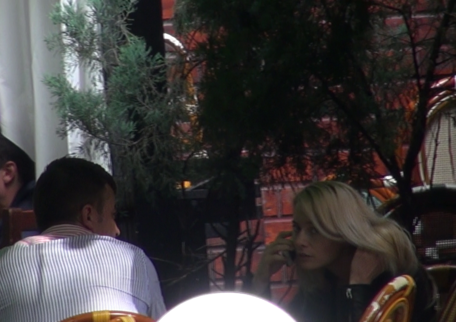 Actrita pare foarte concentrata la conversatia telefonica