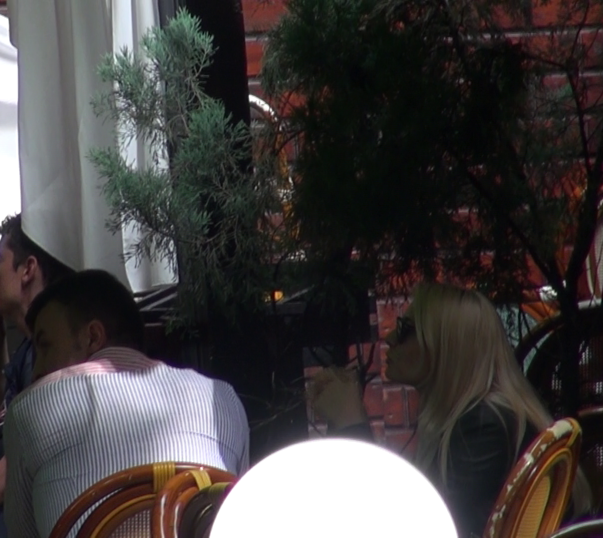 La un moment dat, vedeta si-a ascuns privirea sub o pereche de ochelari de soare