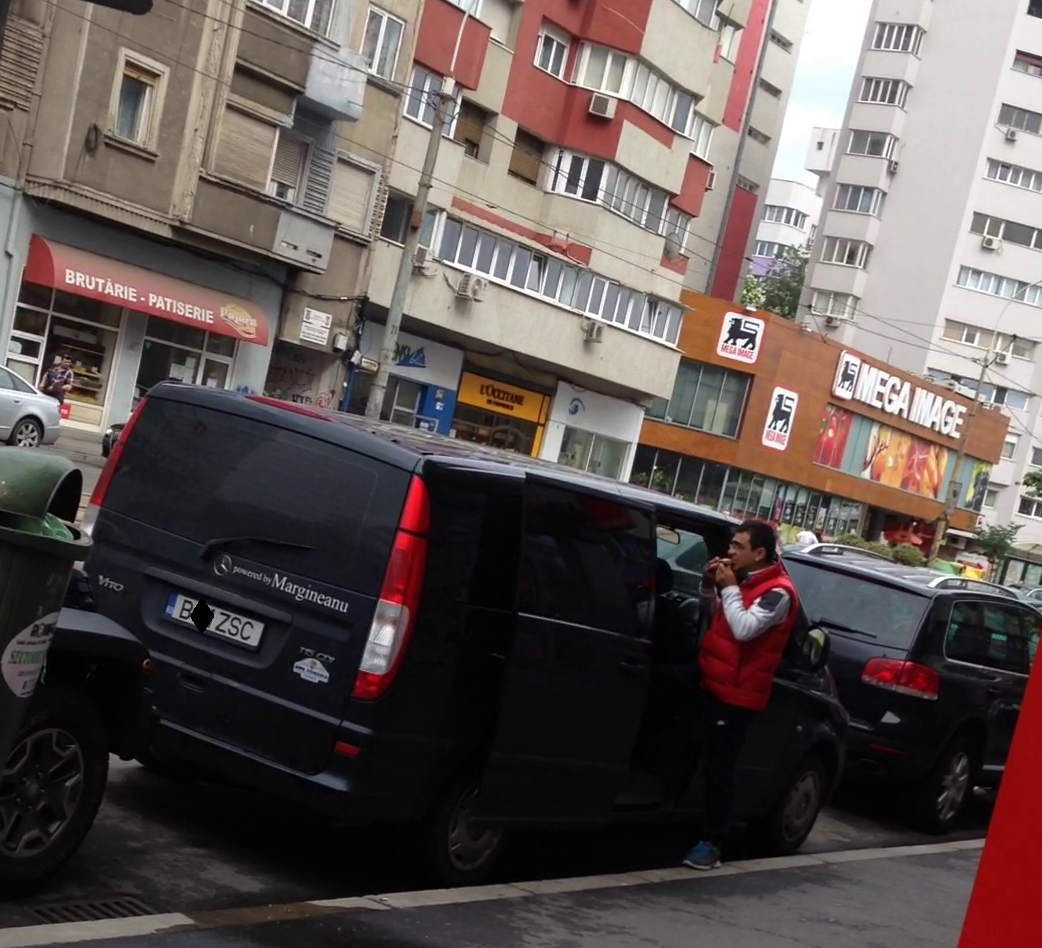 Nonconformist, Mihai Margineanu infuleca pizza pe strada, desi ar fi putut s-o manance in masina