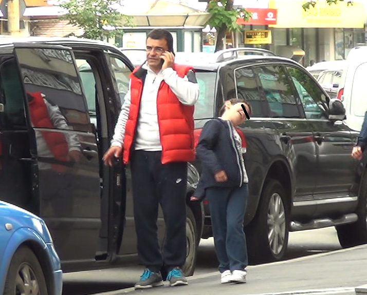 In timp ce tatal sau vorbeste la telefon, Tudor da semne de plictiseala