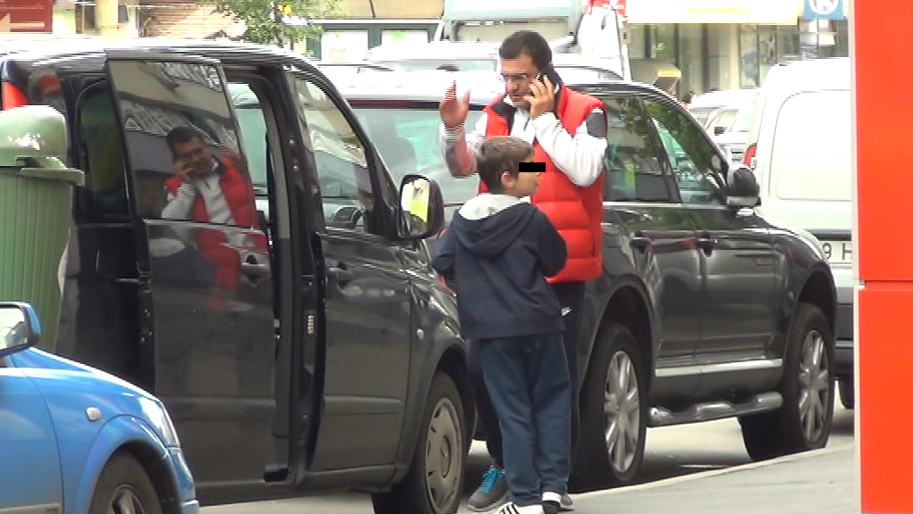 Pustiul incearca sa-i atraga atentia tatalui sau