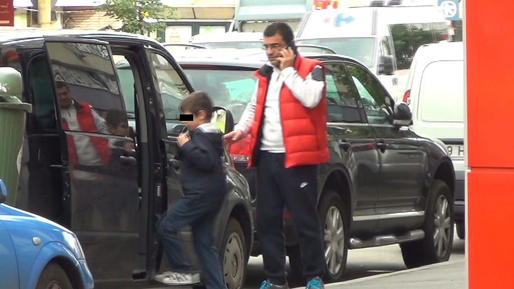 Mihai Margineanu isi dojeneste fiul si-l expediaza in masina