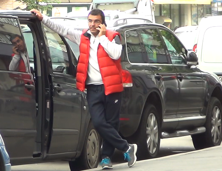 Odata ce baiatul sau a urcat in masina, cantaretul isi continua linistit discutia telefonica