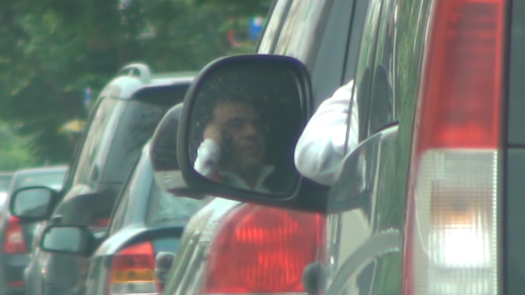 Mihai Margineanu vorbeste la telefonul mobil si cand conduce