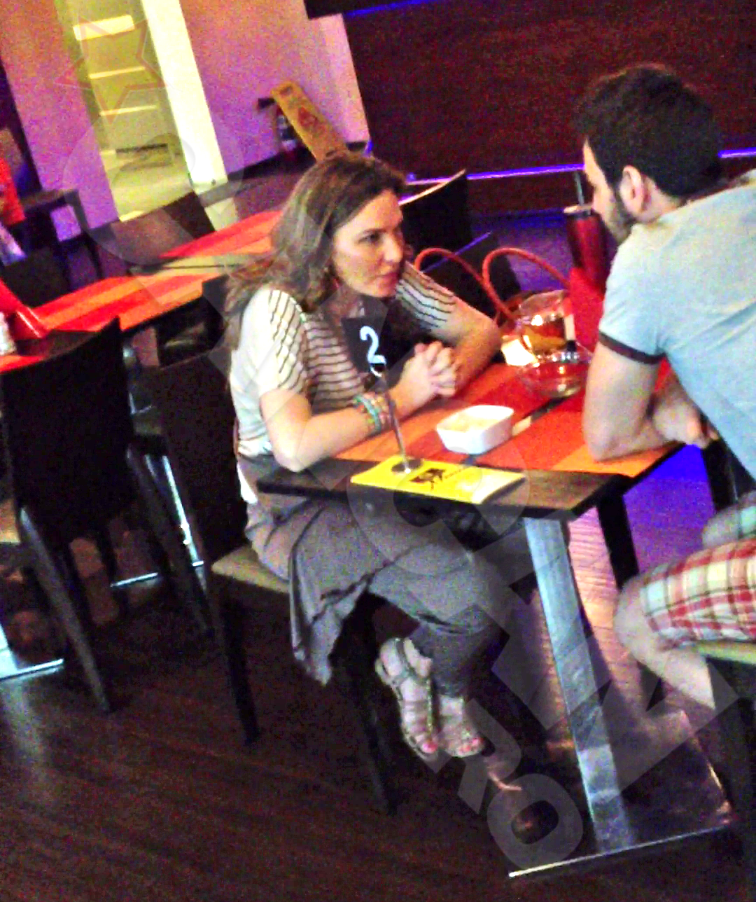 Cantareata si iubitul ei erau imbracati in tinute foarte lejere. Mai mult, Anna nu avea pic de machiaj.