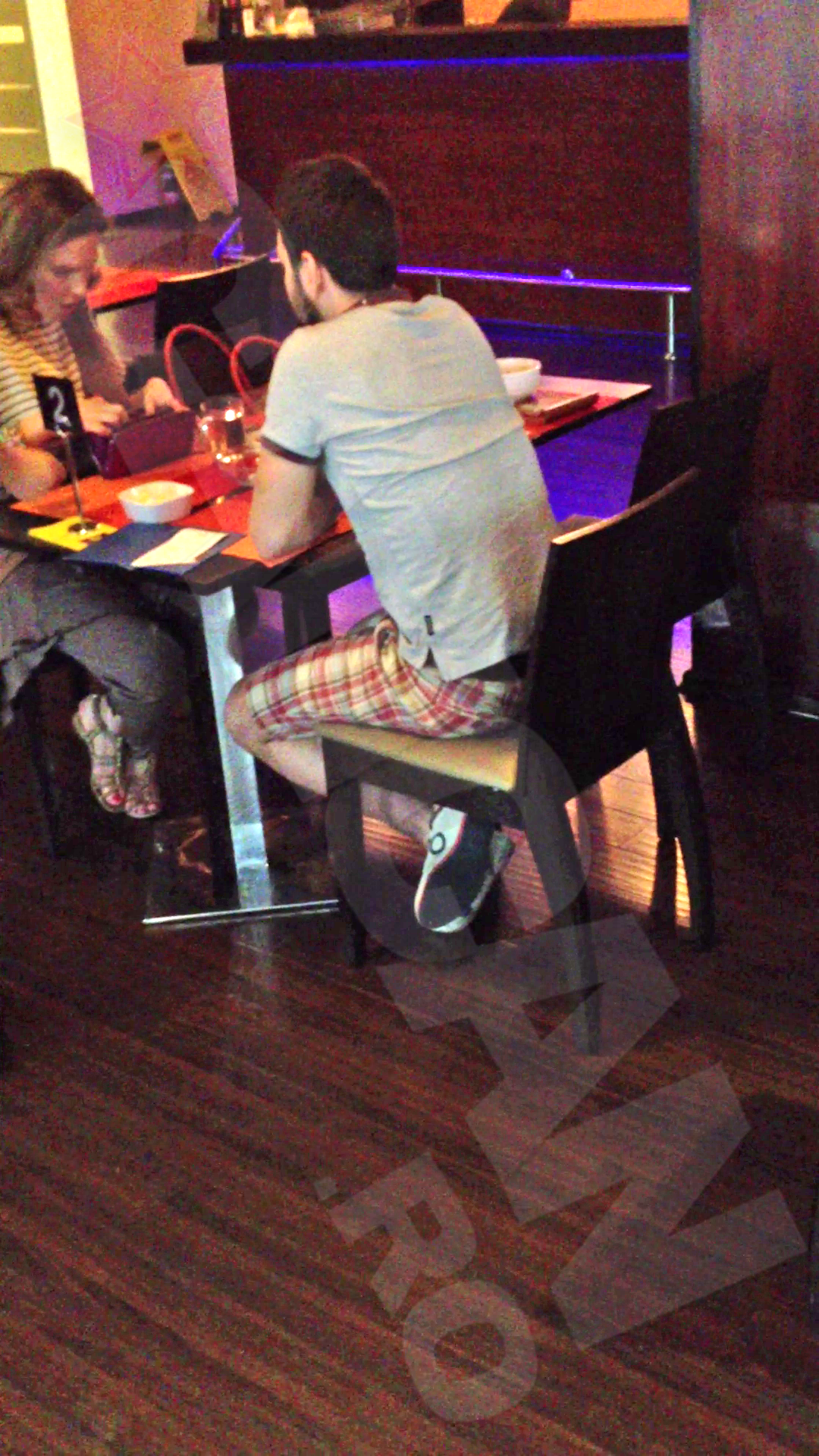 Artista isi cauta cardul in portofel