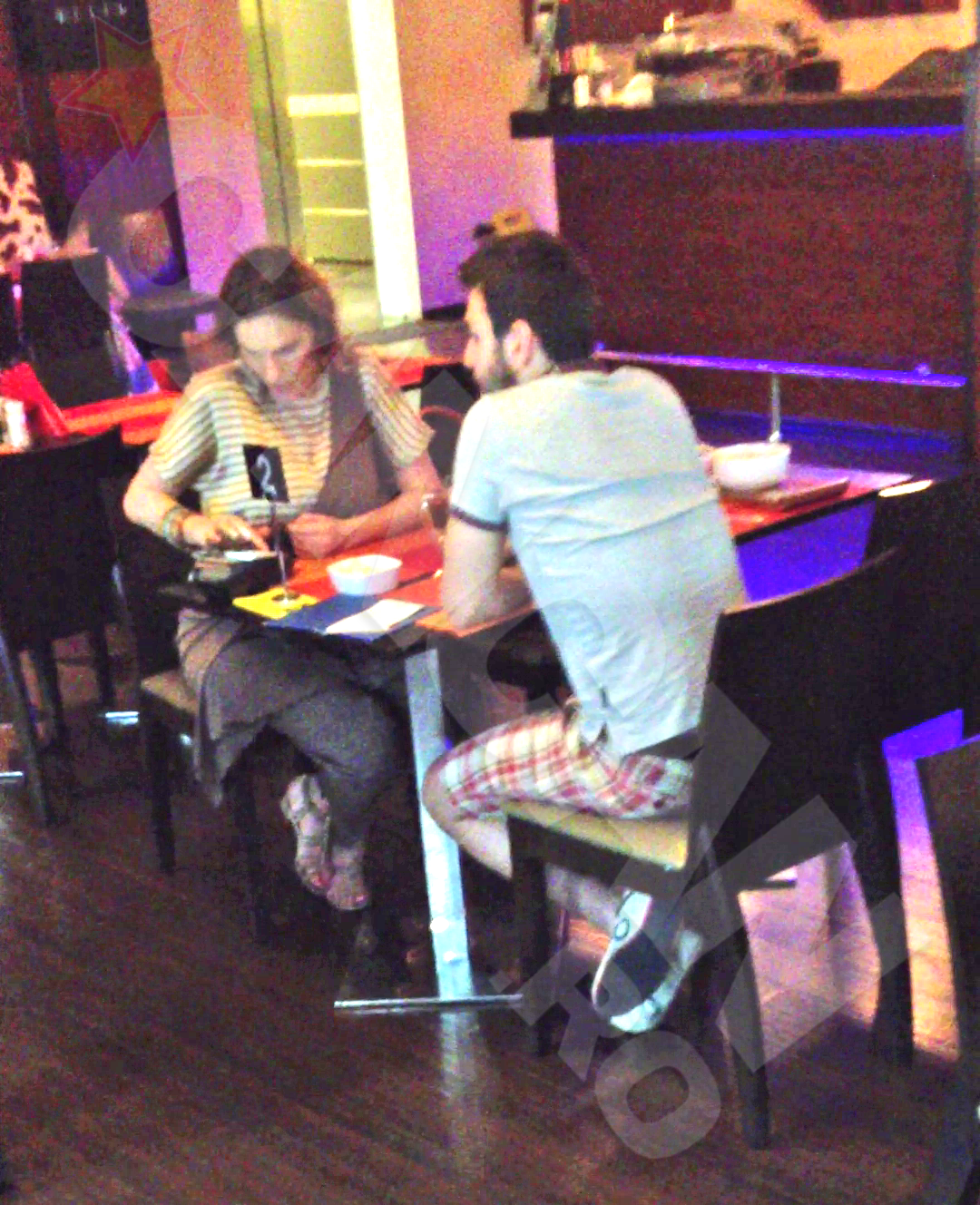 Anna introduce codul PIN pentru a putea achita cu cardul consumatia