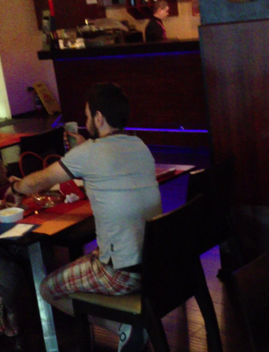 DJ Vinny ia banii de spaga de la iubita sa si ii pune langa nota de plata