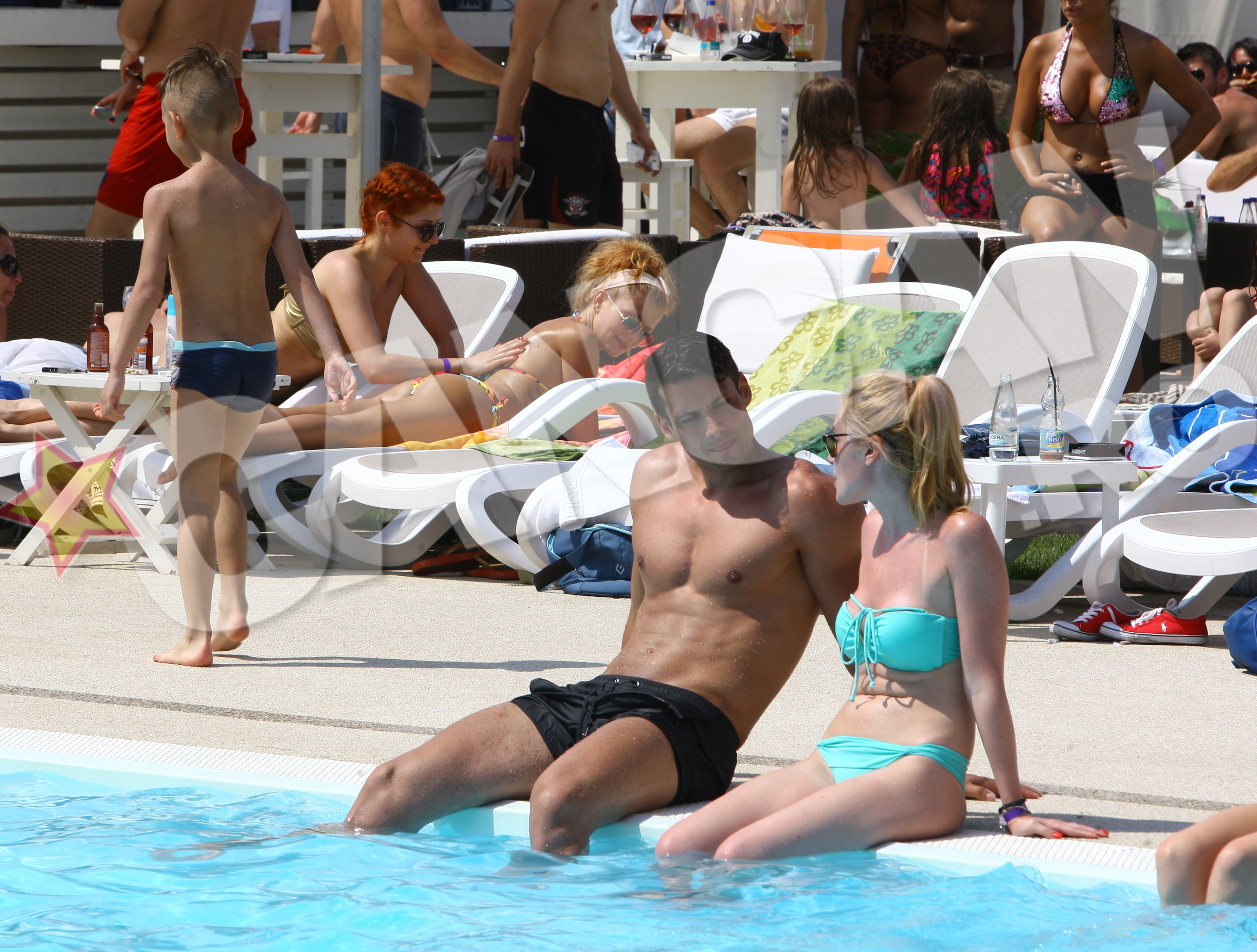 Fetele au atras toate privirile in timp ce Sylvia era data cu ulei pe spate de catre prietena sa