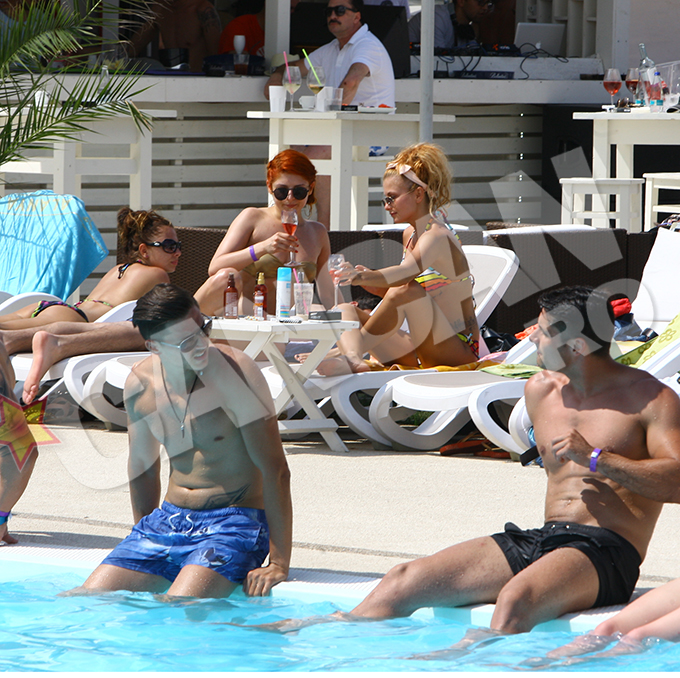 Dupa ce s-au pregatit sa faca fata soarelui arzator, fetele au inchinat un pahar