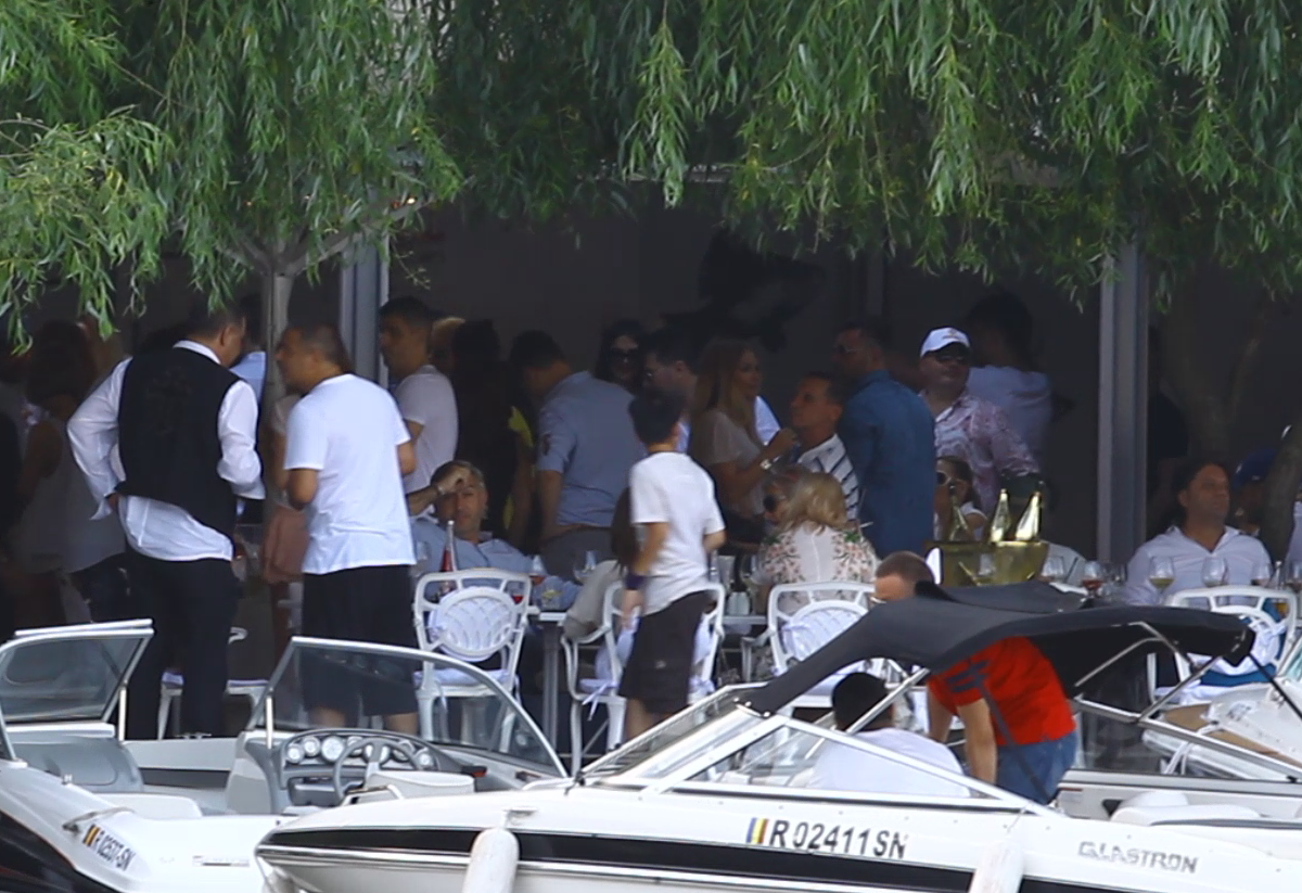 Sarbatorita si-a rasfatat invitatii la ziua ei cu sampanie scumpa