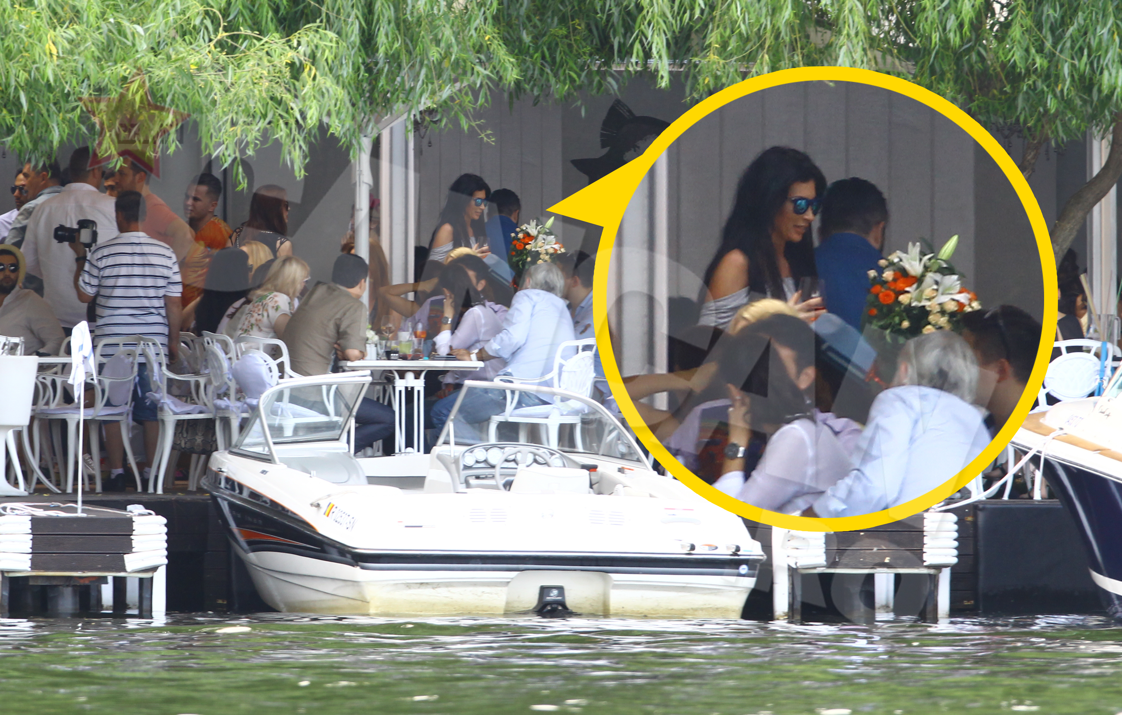 Invitatii i-au adus sarbatoritei cadouri, dar si buchete superbe de flori