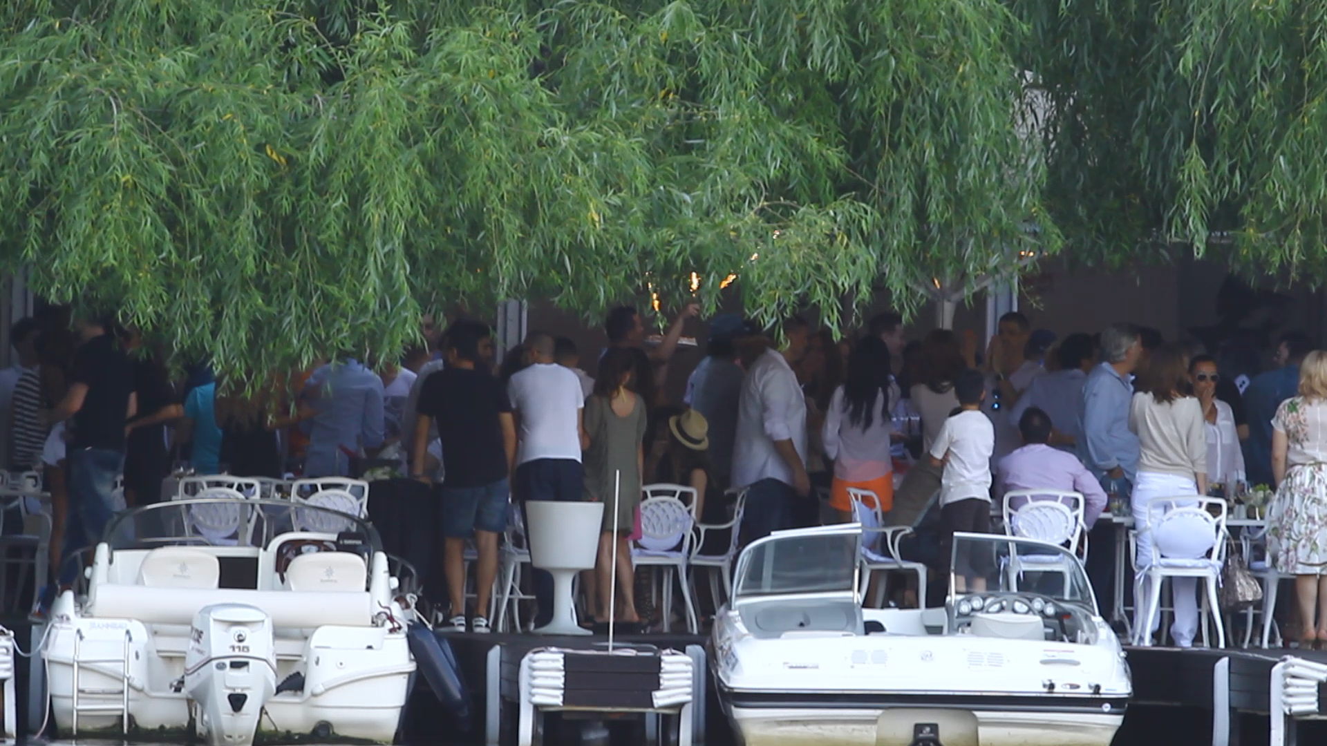 Sampania si tortul au fost aduse la masa insotite de artificii