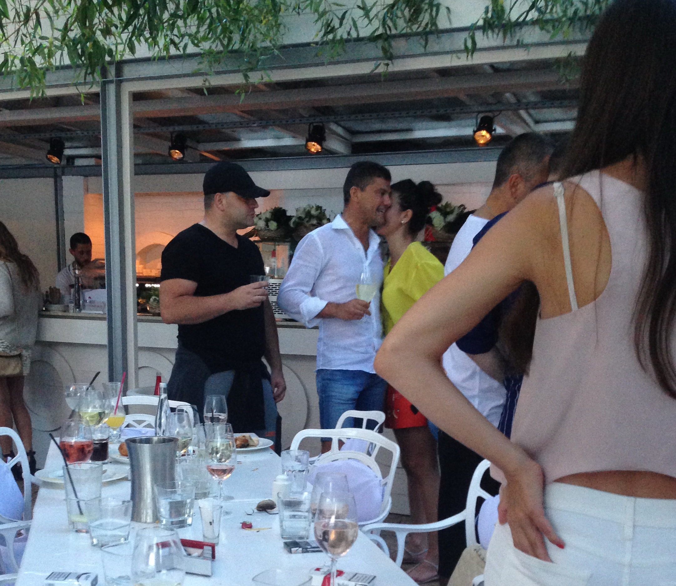 Cristian Boureanu flirteaza cu bruneta care i-a tinut companie pe parcursul zilei