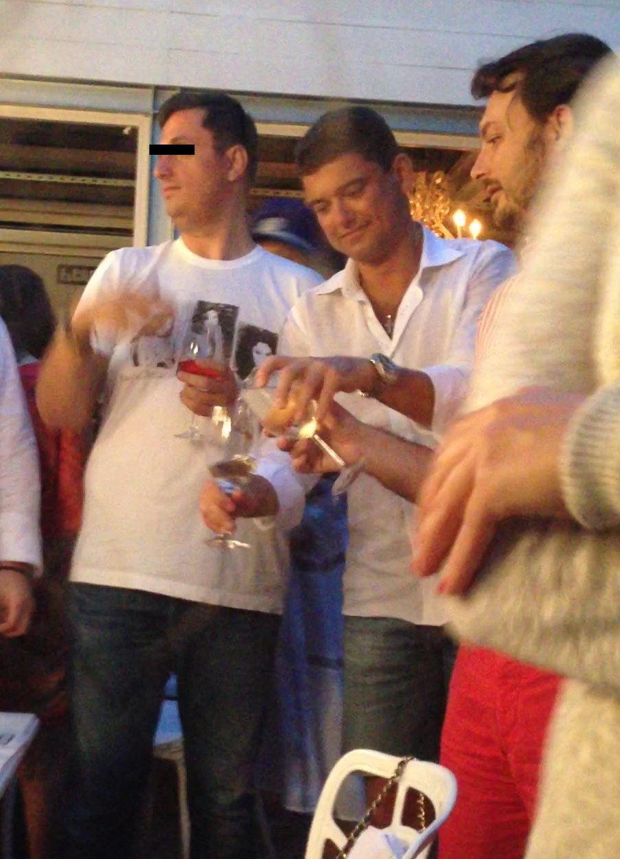 Dupa ce paharul i s-a golit, Boureanu si-a turnat bautura din cel al prietenului sau