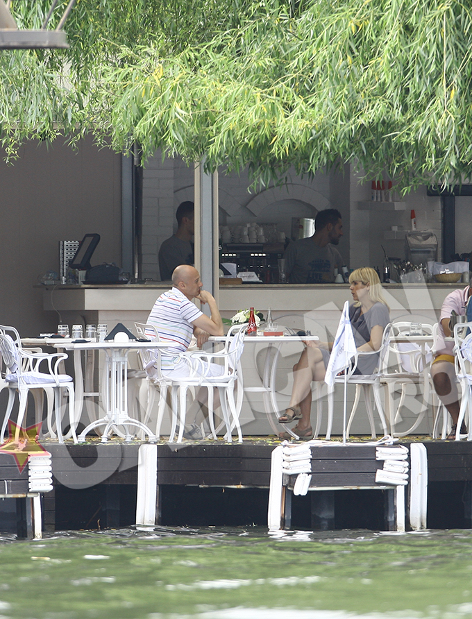 Bogdan Olteanu si fosta lui sotie au servit o gustare pe malul Lacului Snagov