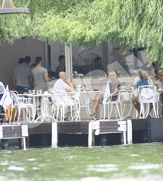 Se pare ca Bogdan Olteanu i-a oferit fostei sotii un buchet de trandafiri albi