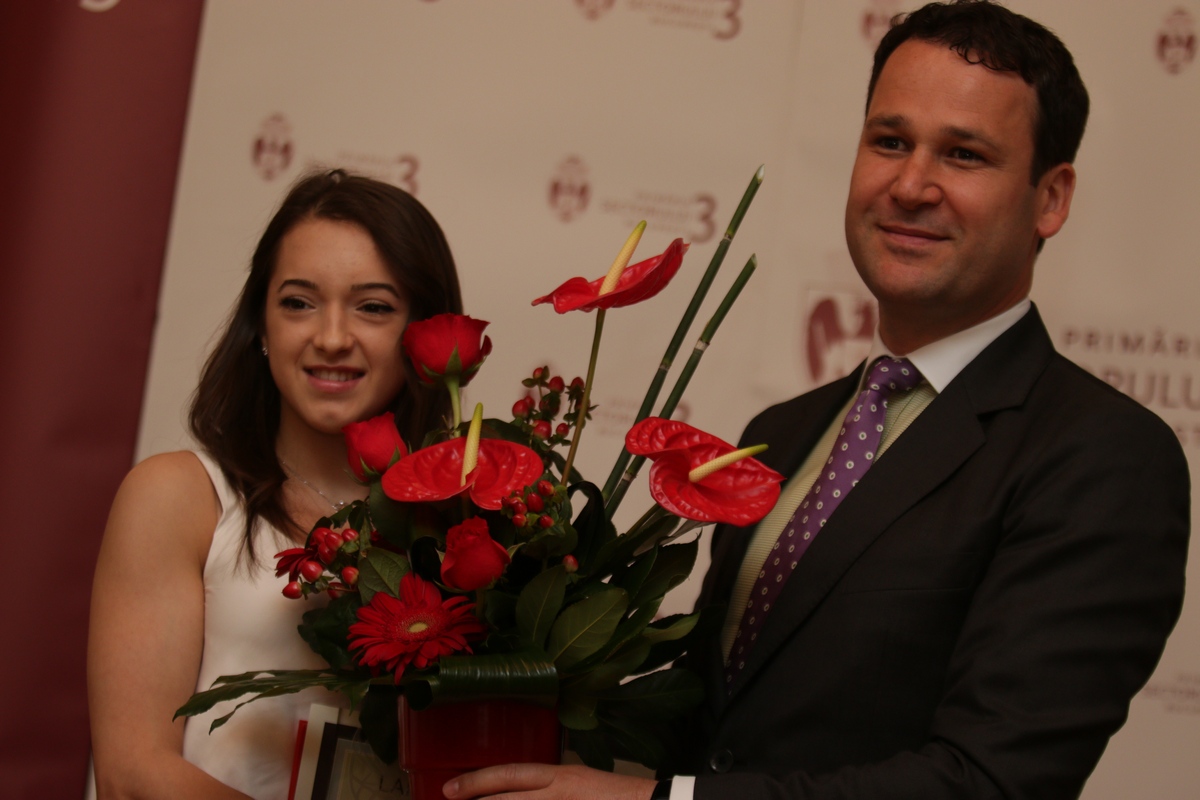 Larisa Iordache s-a transformat intr-o domnisoara foarte sexy, care stie ce vrea sa faca in viata