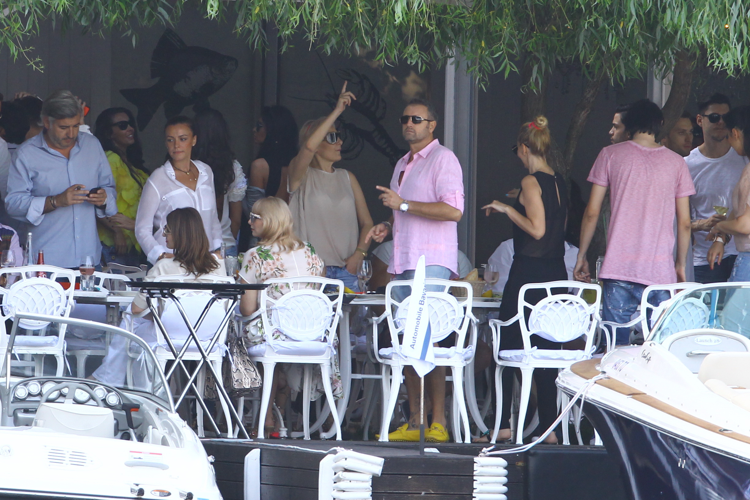 Tinerele au sarit imediat pe designer