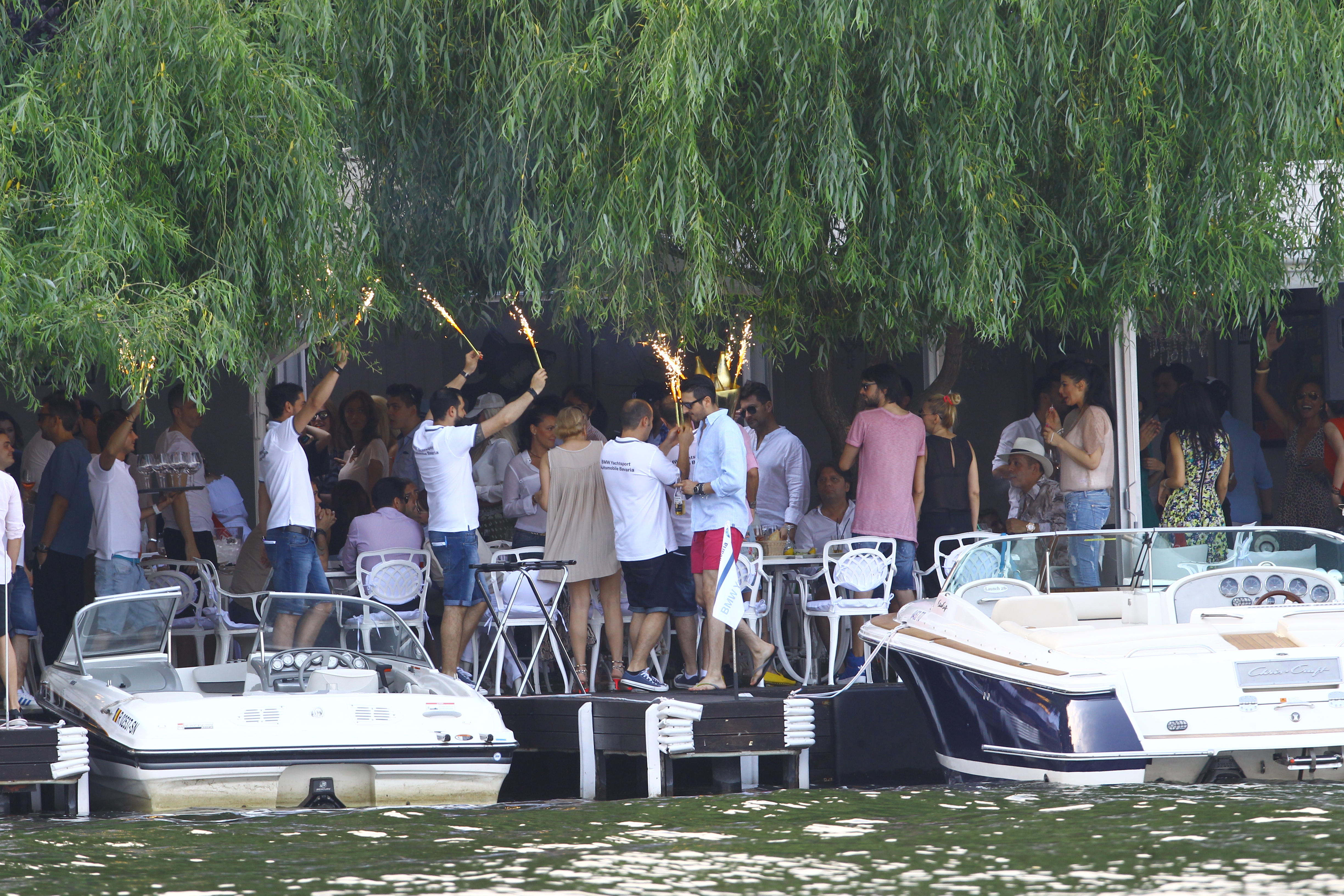 La masa lui Bote s-a comandat doar sampanie scumpa