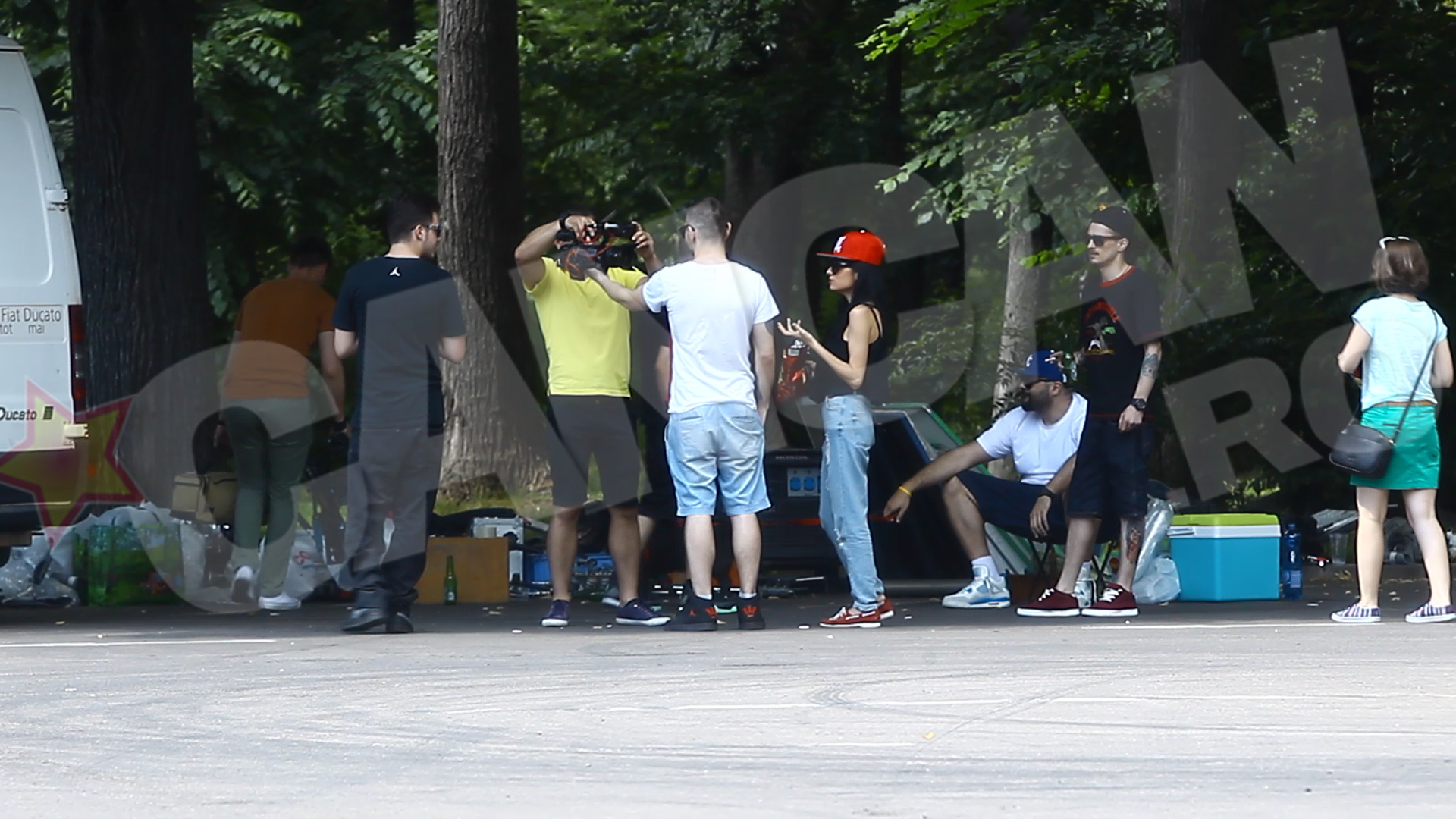 Gasca rapperilor s-a adunat in parc, iar camera de filmat a fost nelipsita