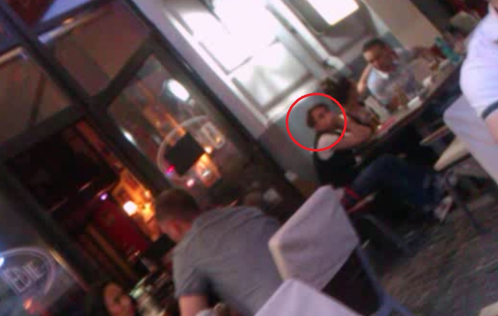 Artista si-a sprijinit capul intr-o mana, spre finalul intalnirii