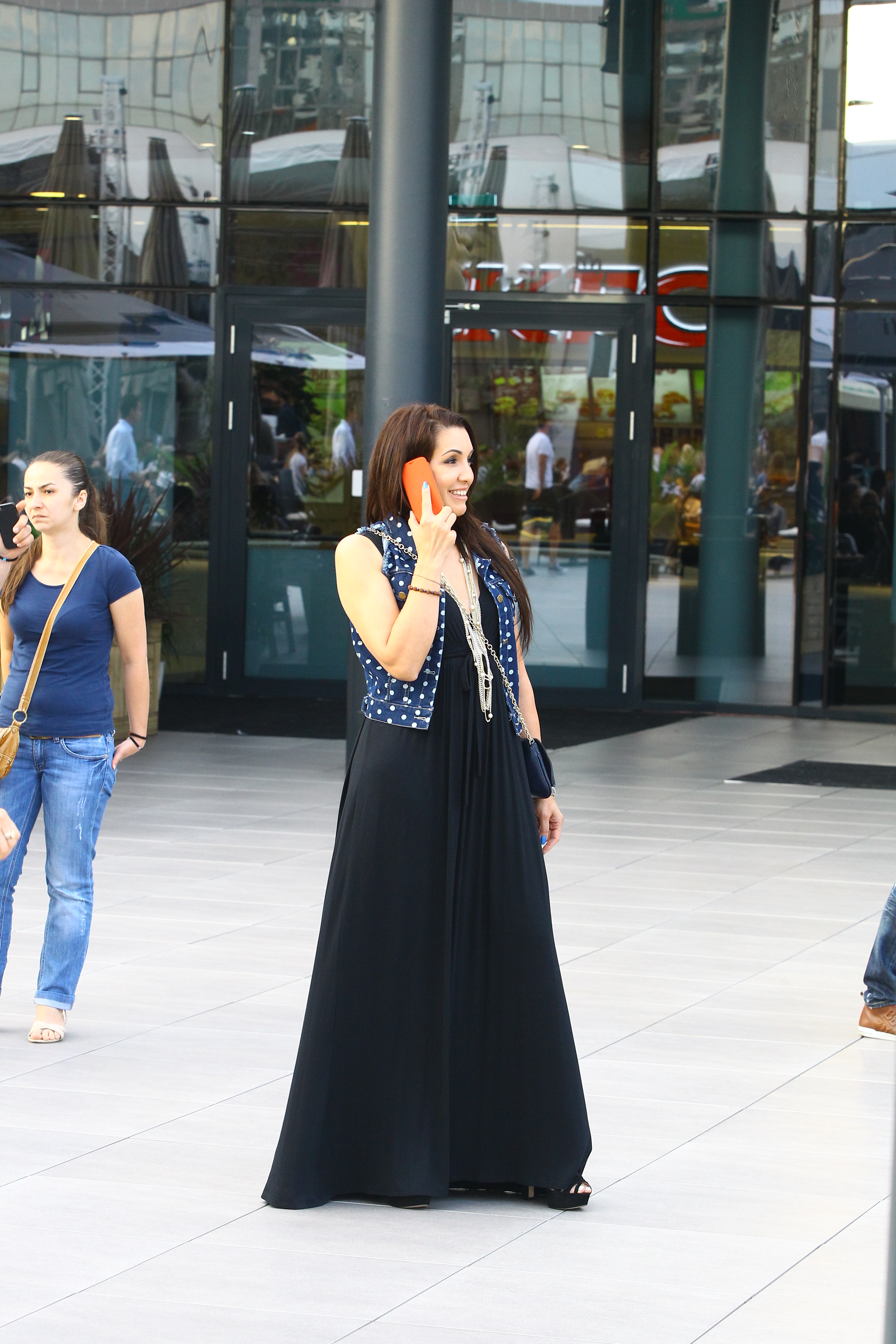 Nico se cearta cu fiica ei in privinta hainelor, Andra dorind sa-si vada mama imbracata cat mai tineresc