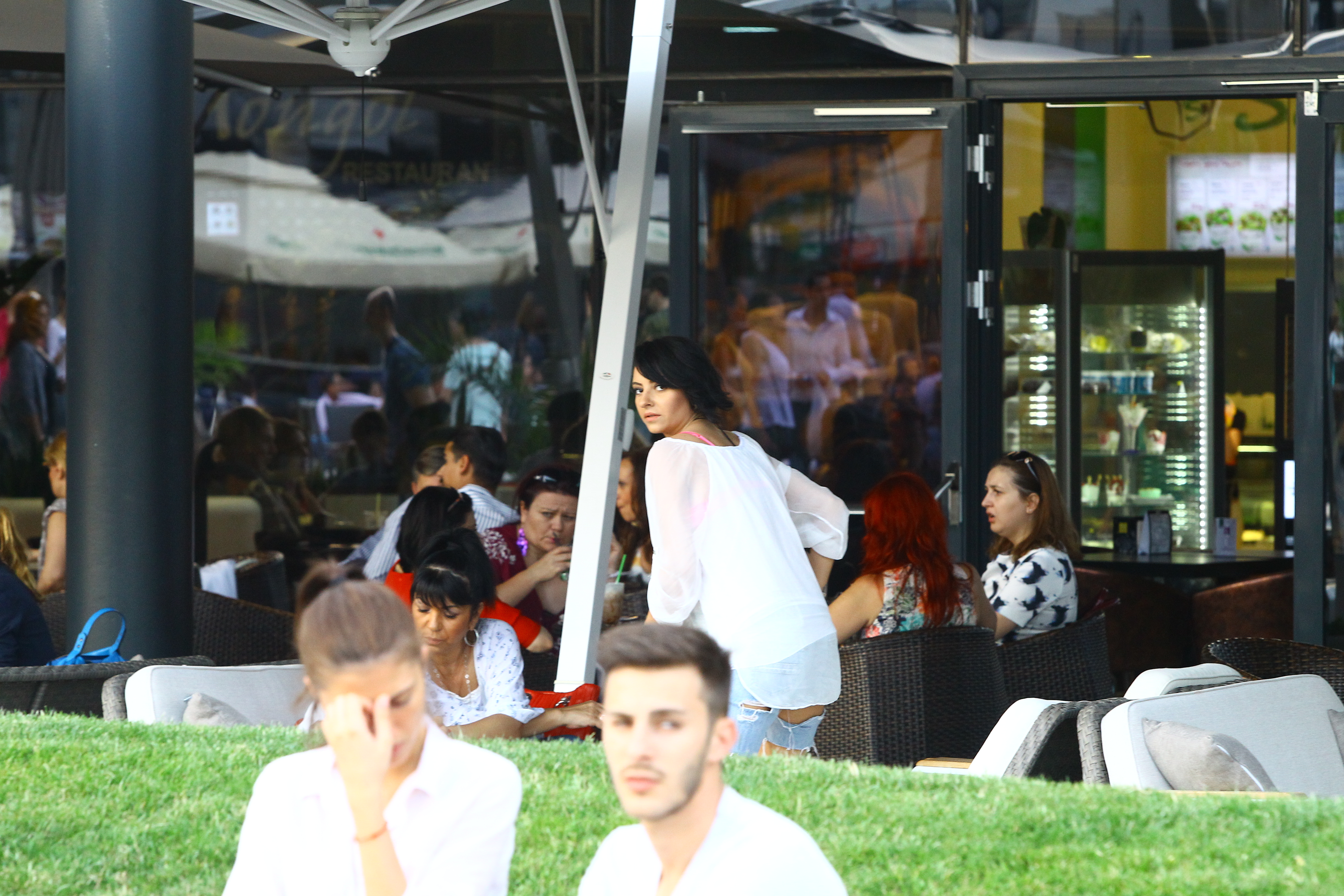 Giulia astepta pe terasa alaturi de mama ei, dar si de micuta Antonia