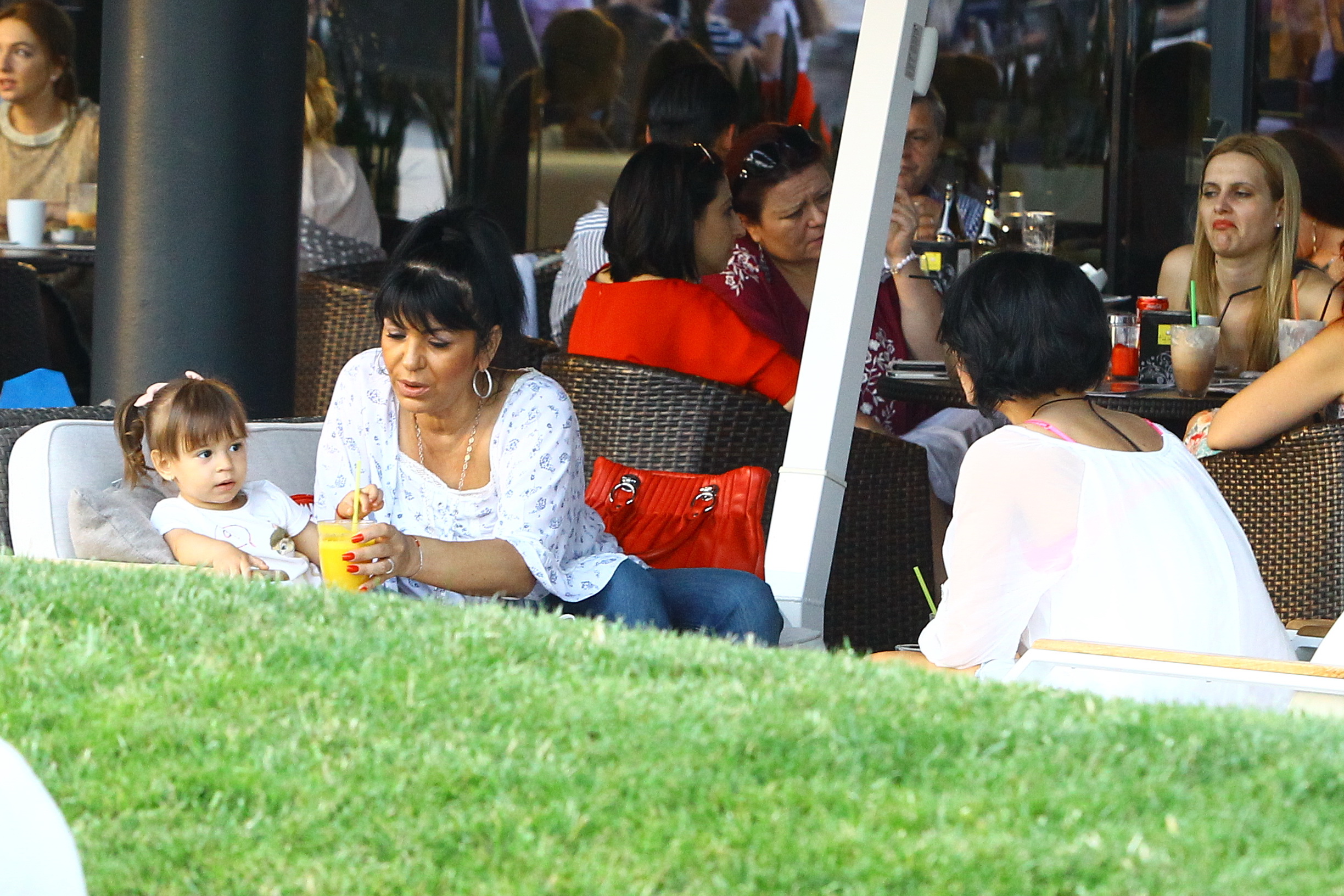 Mama cantaretei este pe post de bona