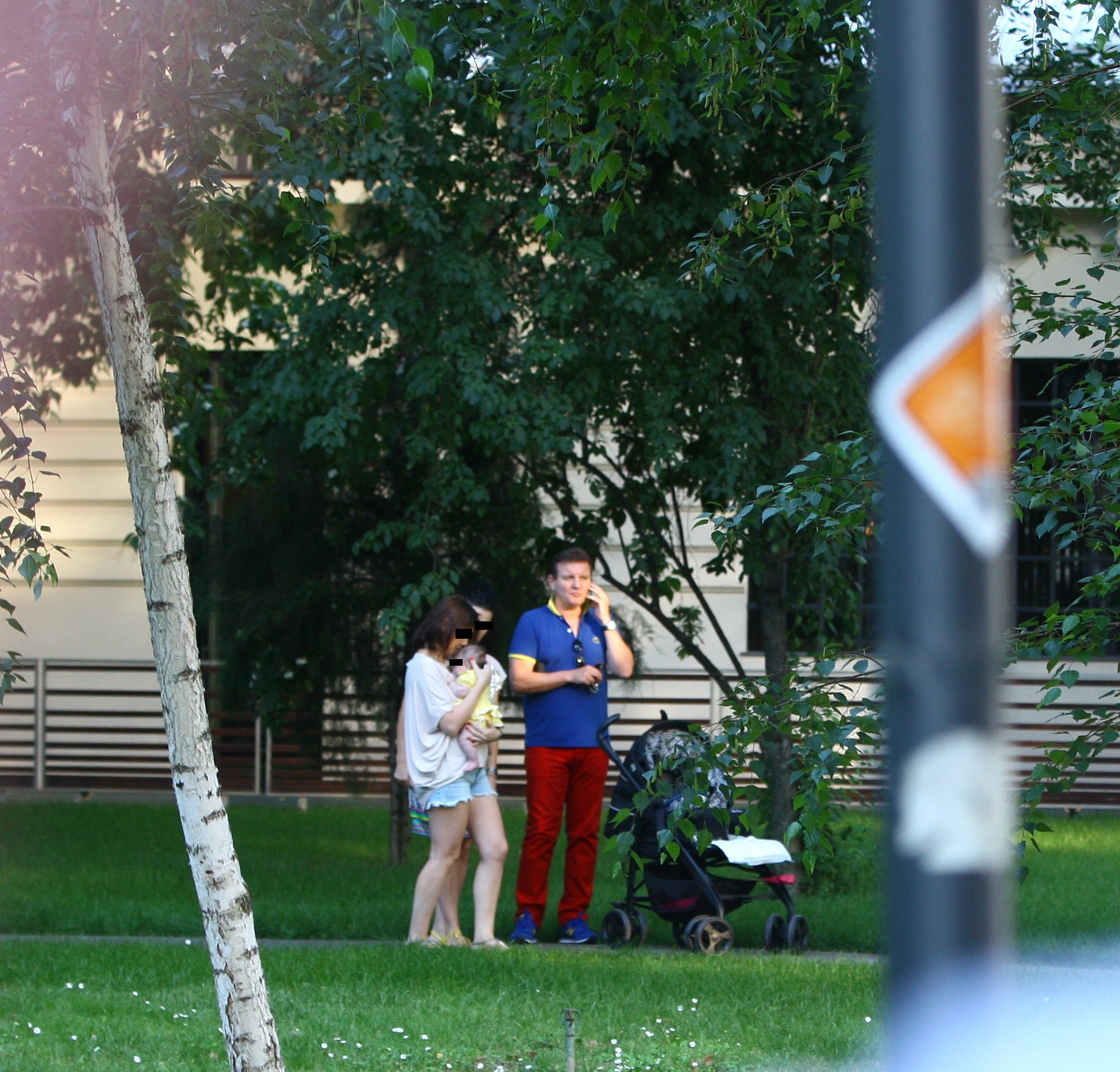 Proaspata mamica incearca sa-si linisteasca fetita care plangea