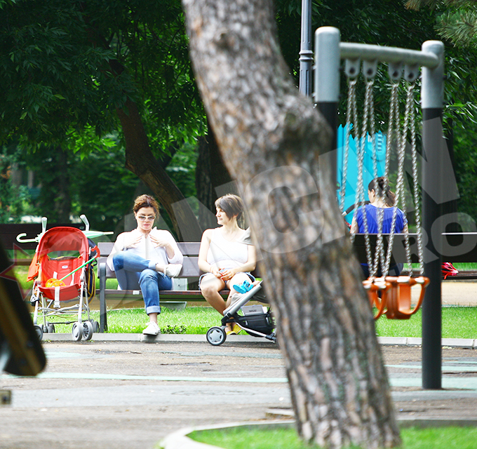 Luminita a stat de vorba in parc cu o alta mamica, pana cand a inceput vantul