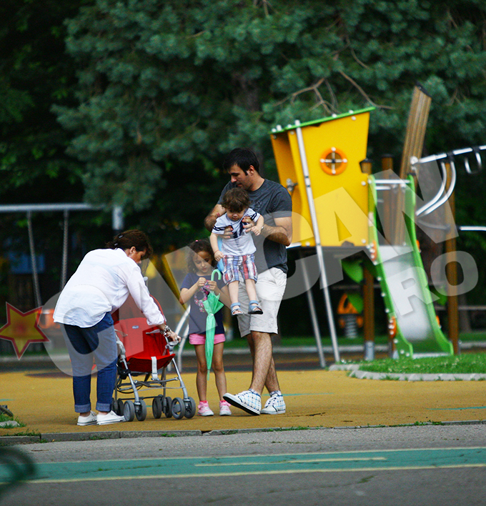 Un barbat a ajutat-o pe Luminita sa isi puna mezinul in carucior