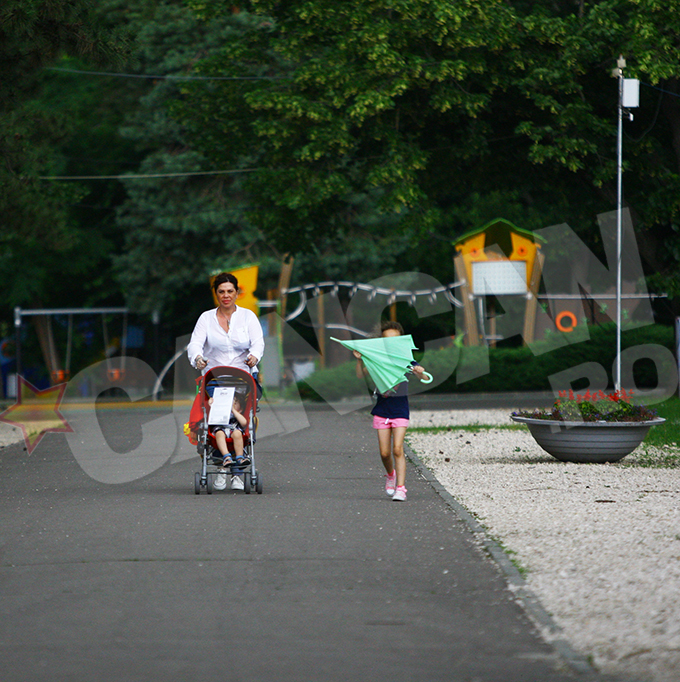 Fetita Luminitei a ajutat-o pe mama sa cu umbrela