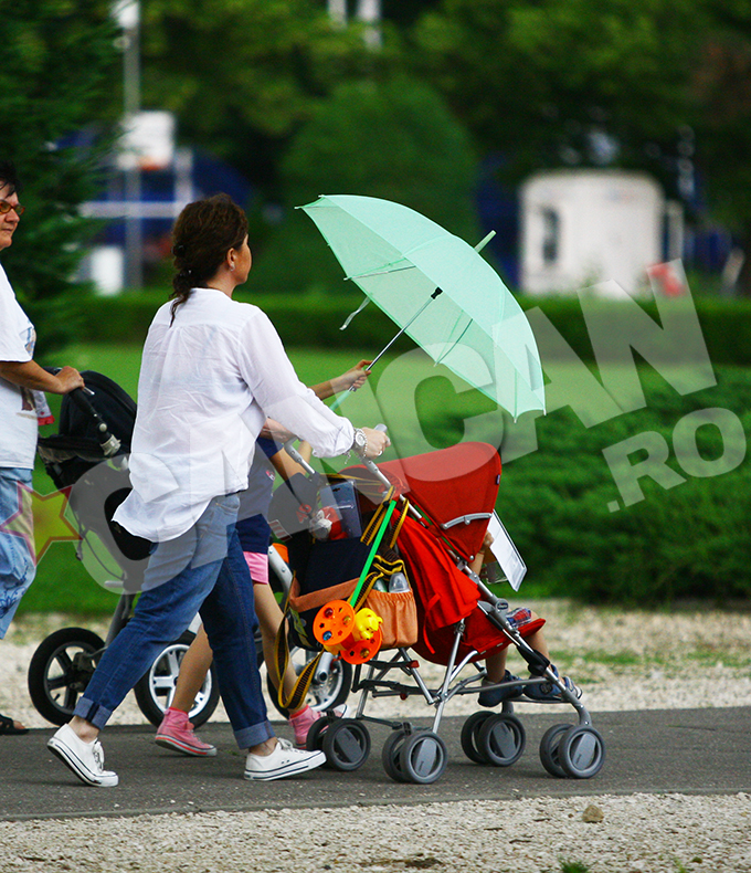 Fiica Luminitei s-a chinuit sa deschida umbrela, din cauza vantului
