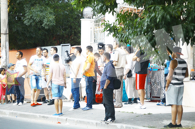 In cartierul Ferentari, la nasi acasa, lumea s-a strans de pe toate strazile din apropiere pentru a vedea alaiul