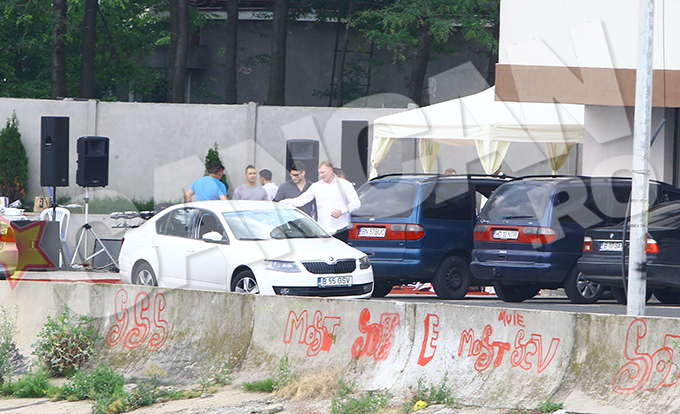 Tolea si-a asteptat ceva timp mireasa, in fata blocului